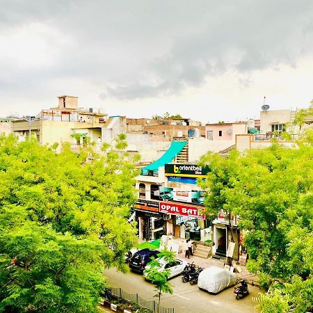 Qotel Hotel Rajouri Garden Above Ritu Marbles, Near Rajouri Garden Metro Station-Couple Friendly New Delhi Eksteriør billede