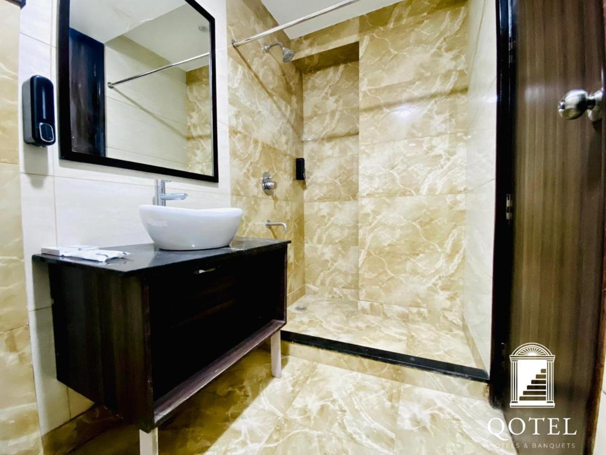 Qotel Hotel Rajouri Garden Above Ritu Marbles, Near Rajouri Garden Metro Station-Couple Friendly New Delhi Eksteriør billede