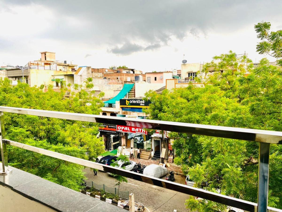 Qotel Hotel Rajouri Garden Above Ritu Marbles, Near Rajouri Garden Metro Station-Couple Friendly New Delhi Eksteriør billede