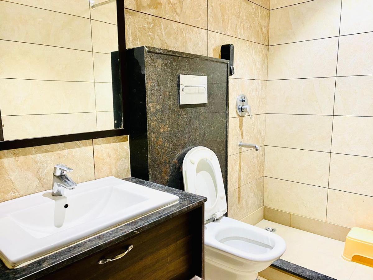 Qotel Hotel Rajouri Garden Above Ritu Marbles, Near Rajouri Garden Metro Station-Couple Friendly New Delhi Eksteriør billede