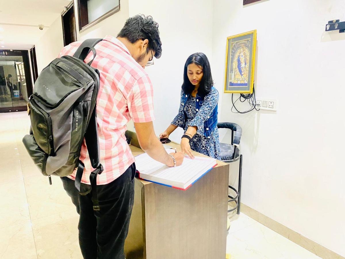 Qotel Hotel Rajouri Garden Above Ritu Marbles, Near Rajouri Garden Metro Station-Couple Friendly New Delhi Eksteriør billede