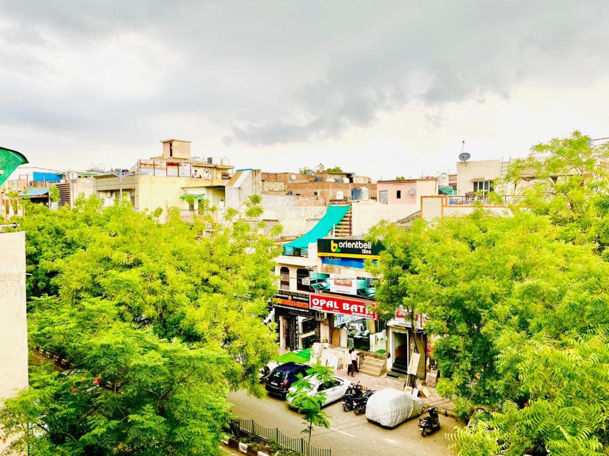 Qotel Hotel Rajouri Garden Above Ritu Marbles, Near Rajouri Garden Metro Station-Couple Friendly New Delhi Eksteriør billede