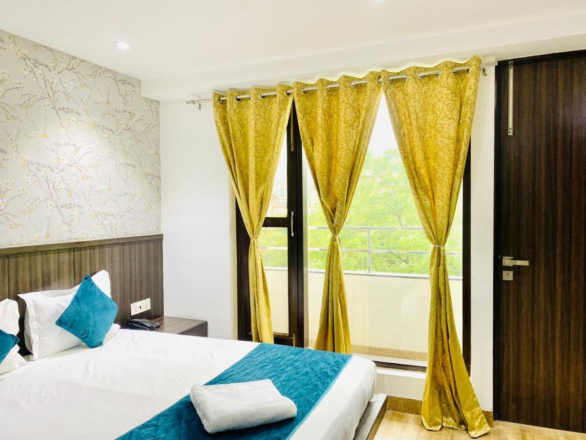Qotel Hotel Rajouri Garden Above Ritu Marbles, Near Rajouri Garden Metro Station-Couple Friendly New Delhi Eksteriør billede
