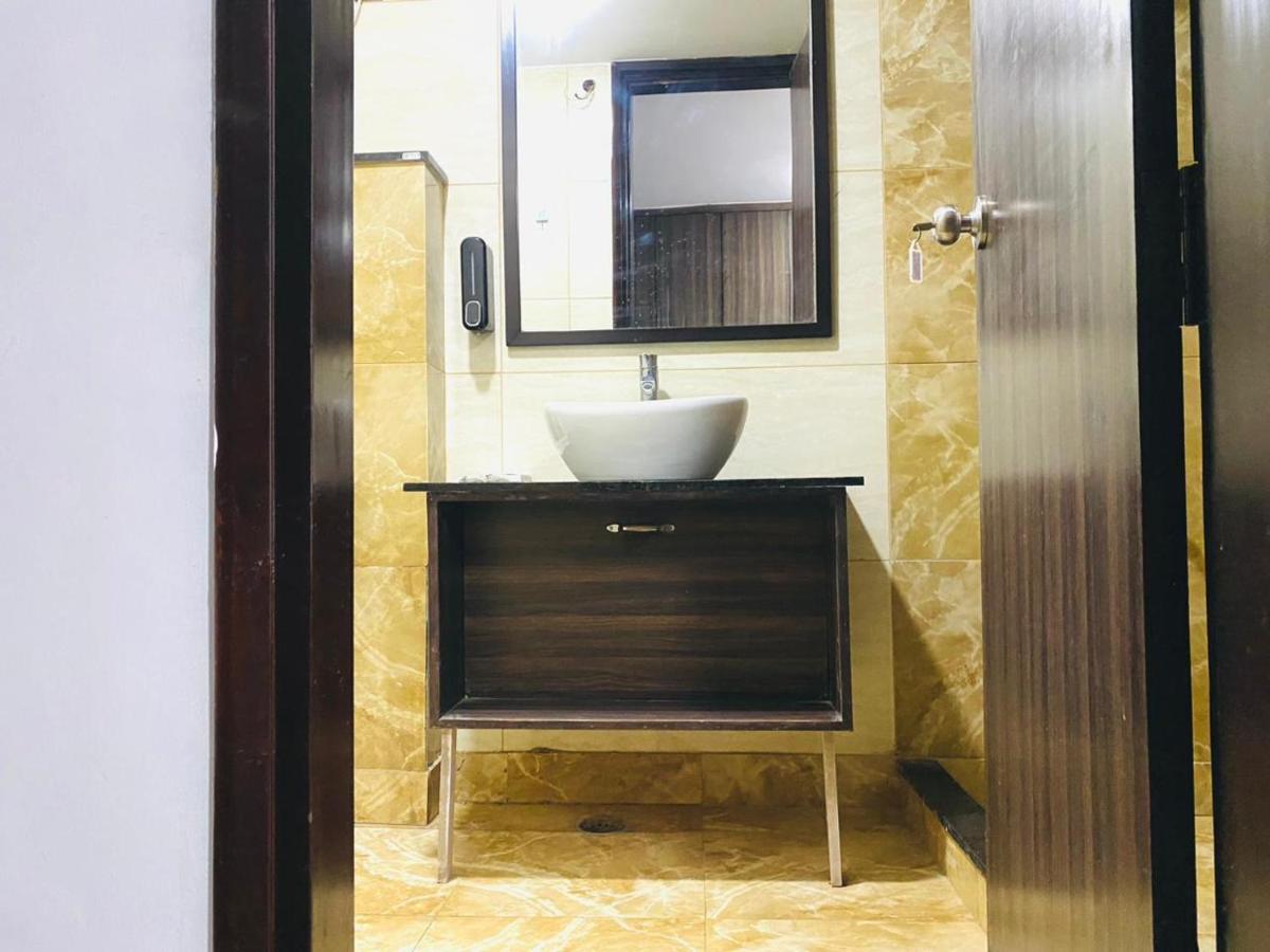 Qotel Hotel Rajouri Garden Above Ritu Marbles, Near Rajouri Garden Metro Station-Couple Friendly New Delhi Eksteriør billede
