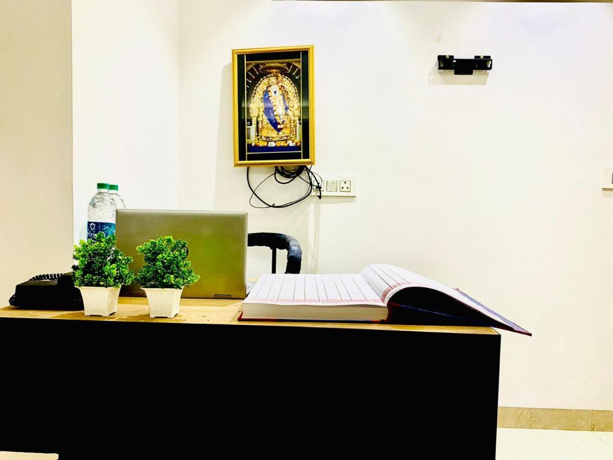 Qotel Hotel Rajouri Garden Above Ritu Marbles, Near Rajouri Garden Metro Station-Couple Friendly New Delhi Eksteriør billede