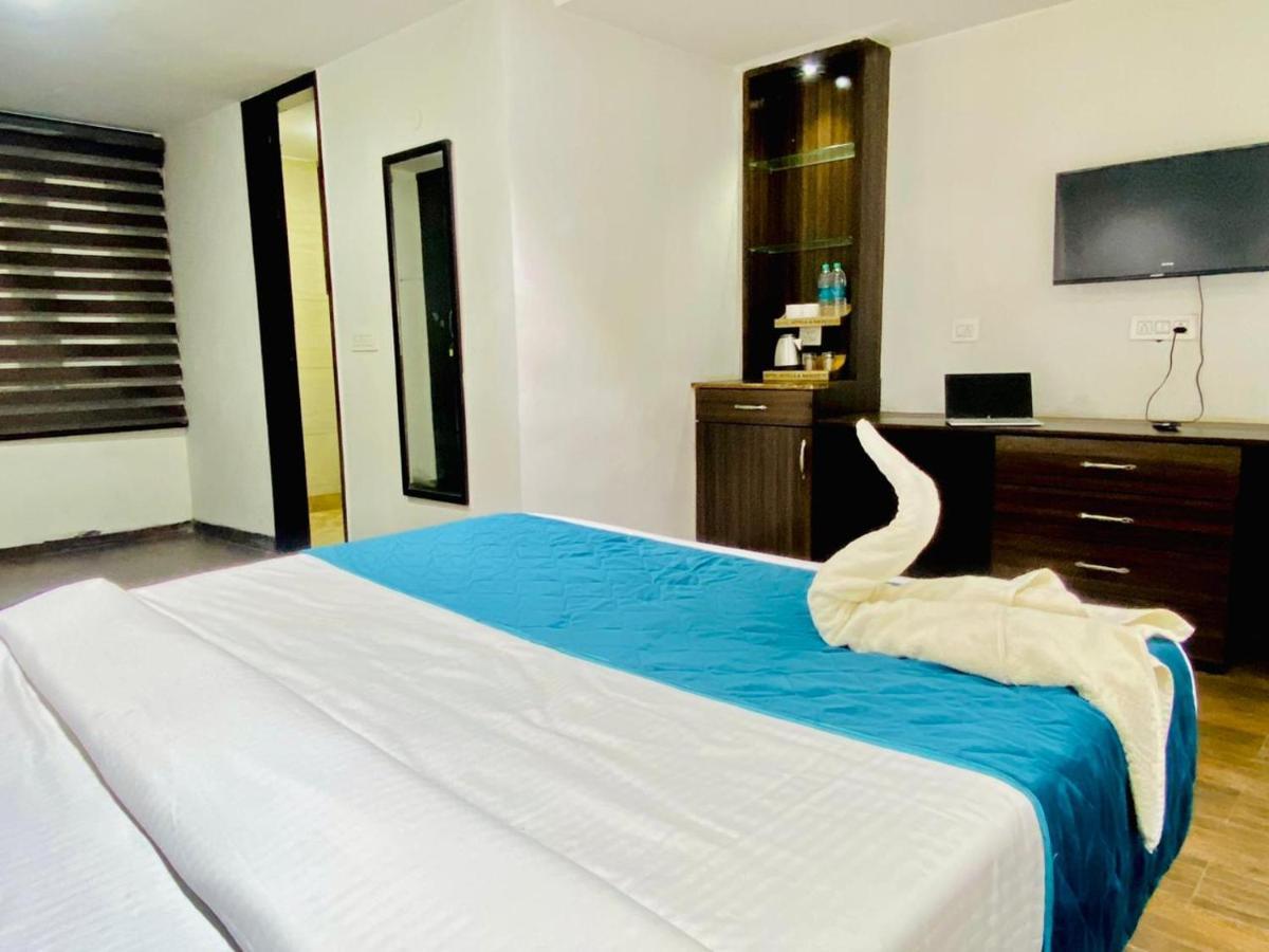 Qotel Hotel Rajouri Garden Above Ritu Marbles, Near Rajouri Garden Metro Station-Couple Friendly New Delhi Eksteriør billede