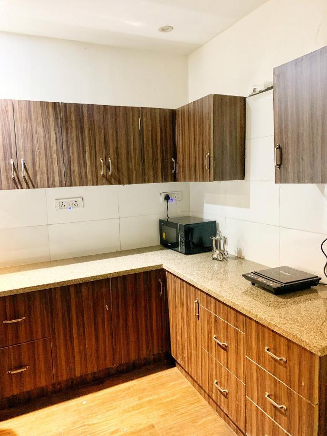 Qotel Hotel Rajouri Garden Above Ritu Marbles, Near Rajouri Garden Metro Station-Couple Friendly New Delhi Eksteriør billede