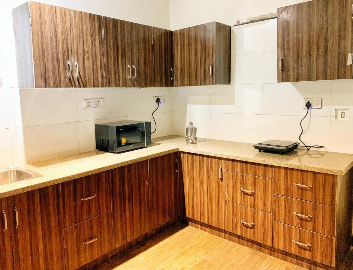 Qotel Hotel Rajouri Garden Above Ritu Marbles, Near Rajouri Garden Metro Station-Couple Friendly New Delhi Eksteriør billede